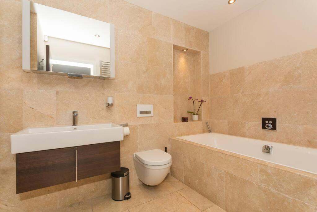 Stylish Penthouse Apartment With Hot Tub באת' מראה חיצוני תמונה