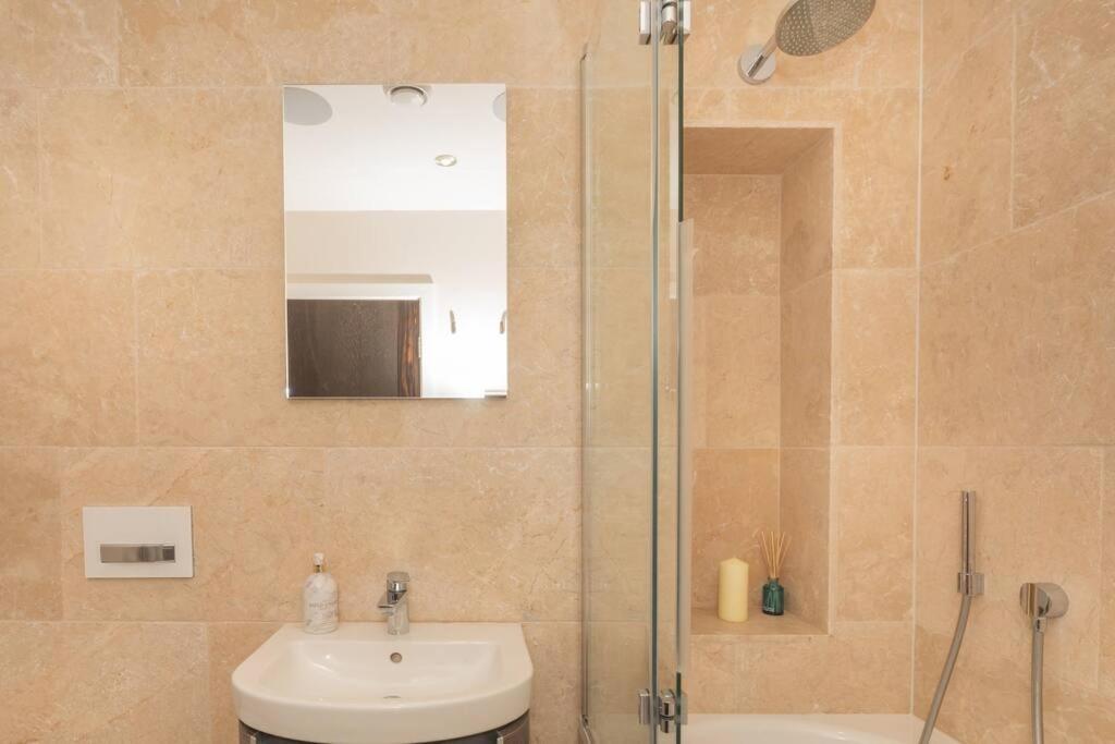 Stylish Penthouse Apartment With Hot Tub באת' מראה חיצוני תמונה