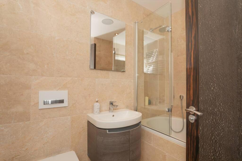 Stylish Penthouse Apartment With Hot Tub באת' מראה חיצוני תמונה